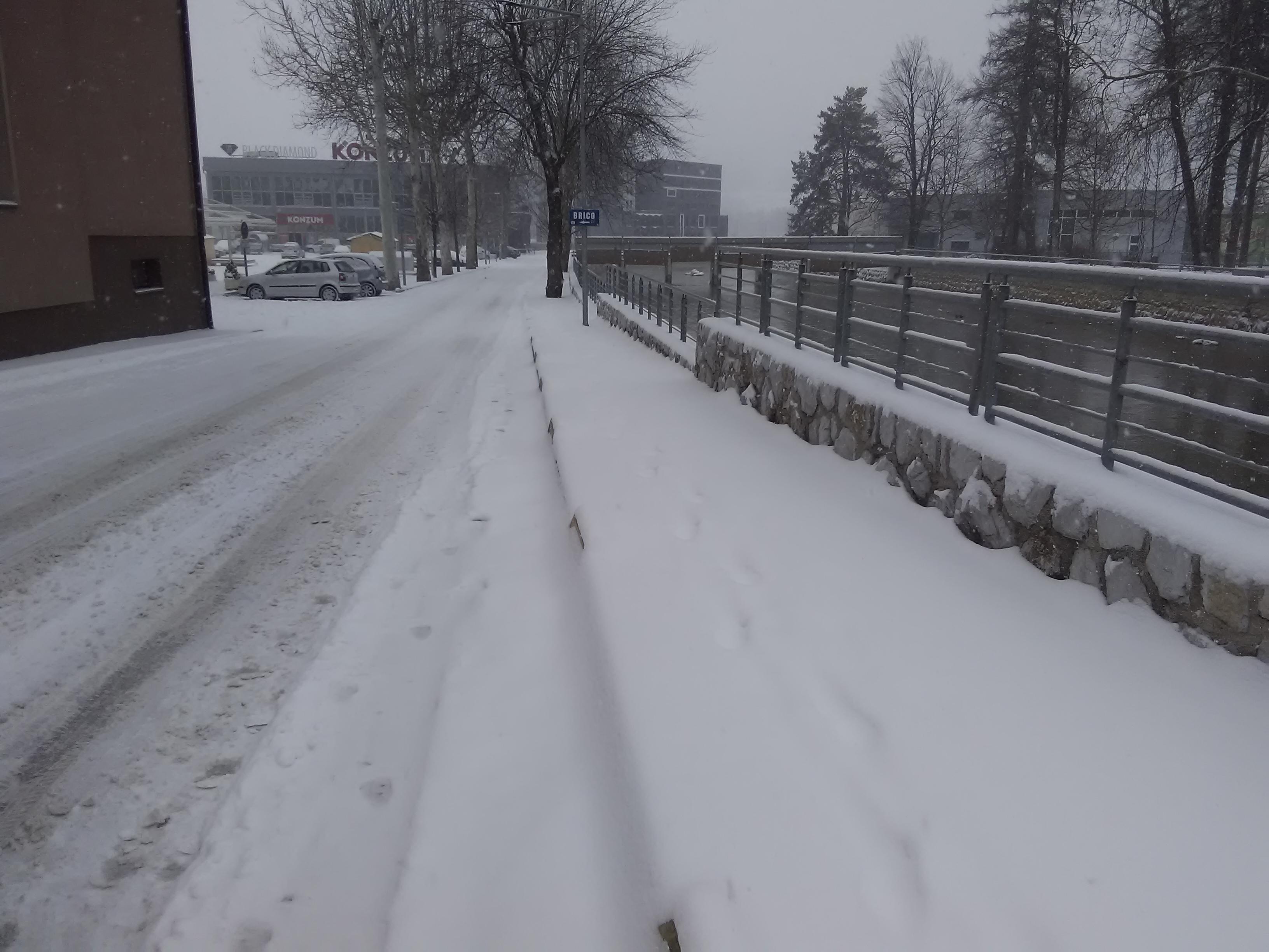 Snijeg pada i u Kiseljaku: Trotoari i sporedne ulice neočišćeni