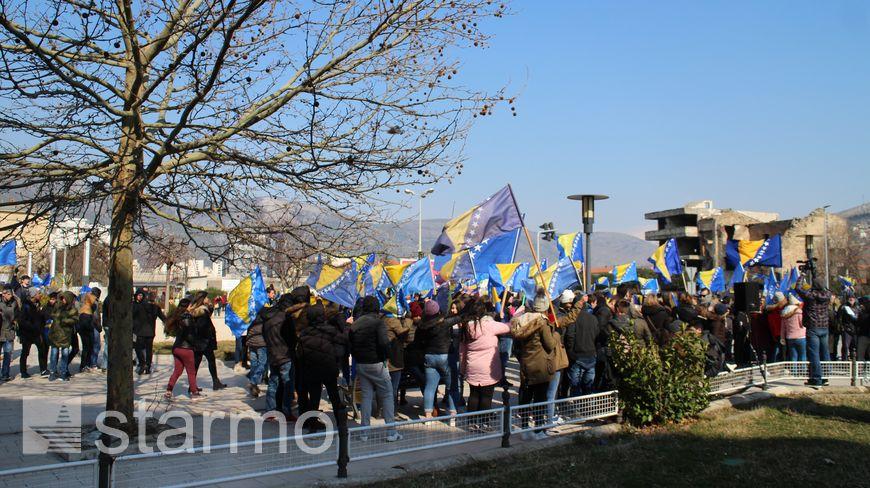 Stotine mostarskih učenika šetnjom obilježavaju Dan nezavisnosti BiH