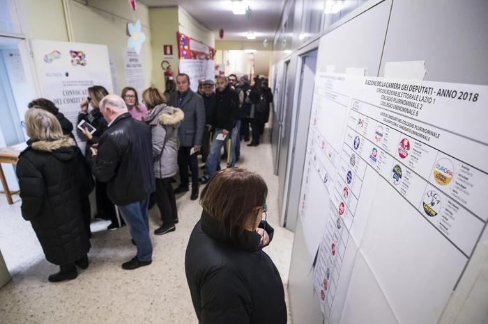 Preliminarni rezultati: Berluskonijeva koalicija vodi, niko nema većinu