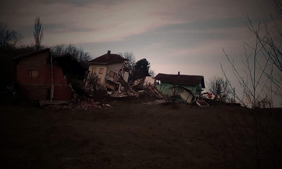 Hrvatska Kostajnica: Klizište uništilo kuće, ljudi pobjegli u zadnji tren, vojska na terenu