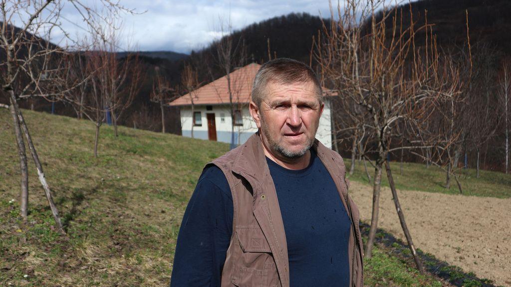 Nezir Šabanović ispred svoje kuće - Avaz