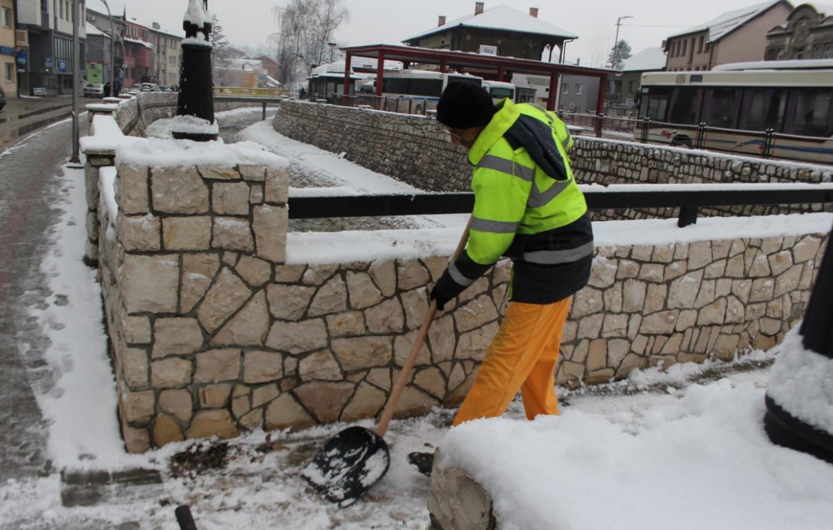 Kao da nije nastalo proljeće: Gračanički komunalci sa lopatama čiste snijeg - Avaz