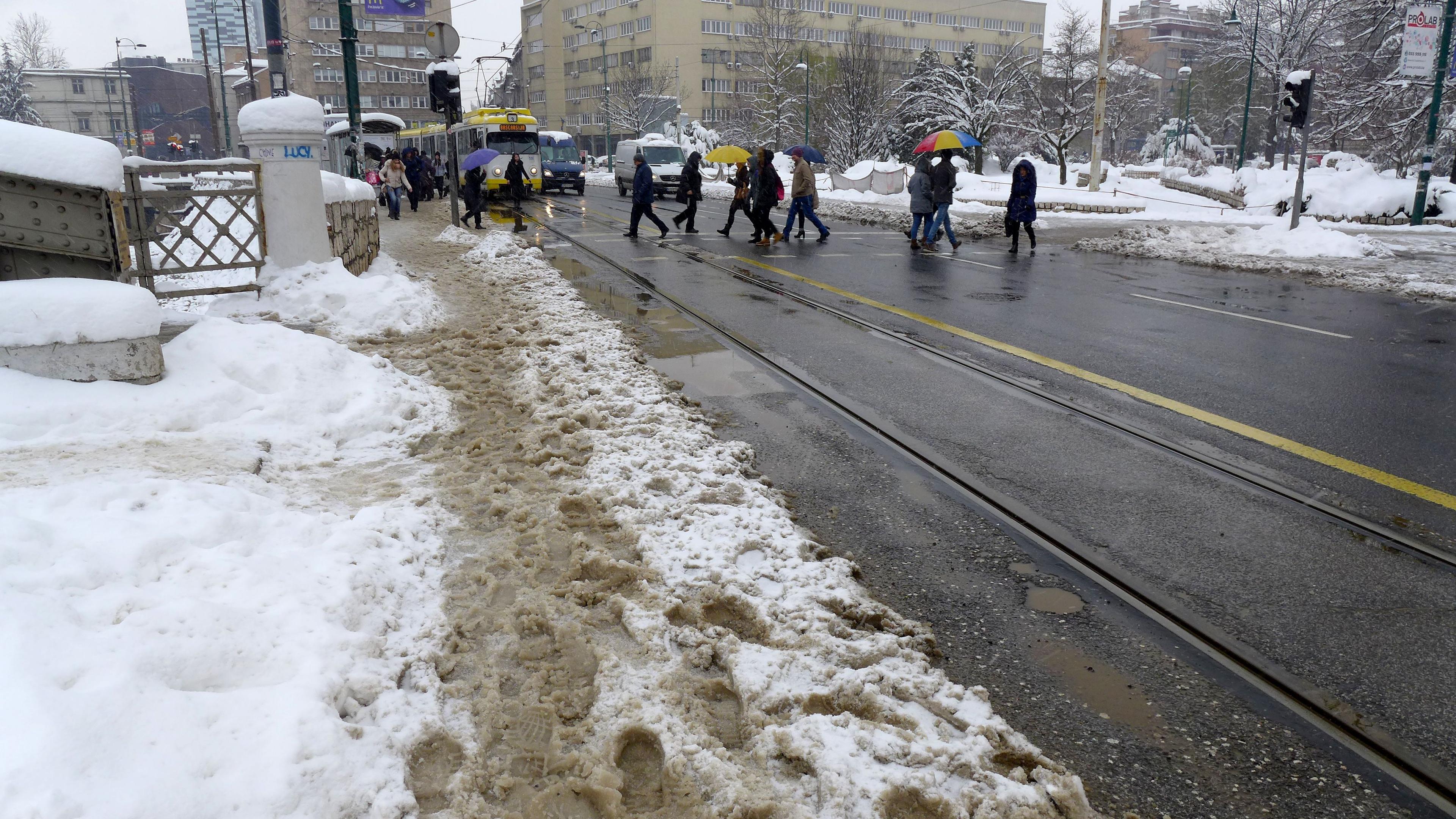 Zimske službe opet zakazale, građani se patili po bljuzgavici
