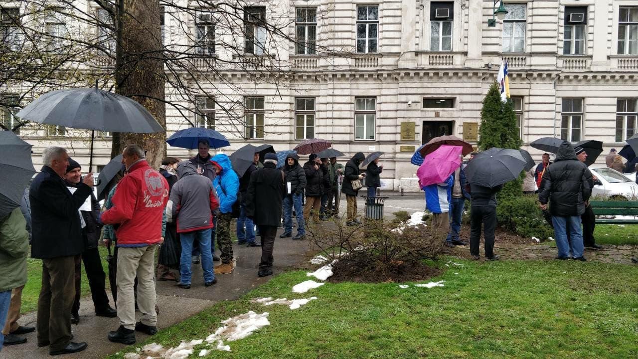 Radnici "Hidrogradnje" ponovo protestiraju iza zgrade Predsjedništva
