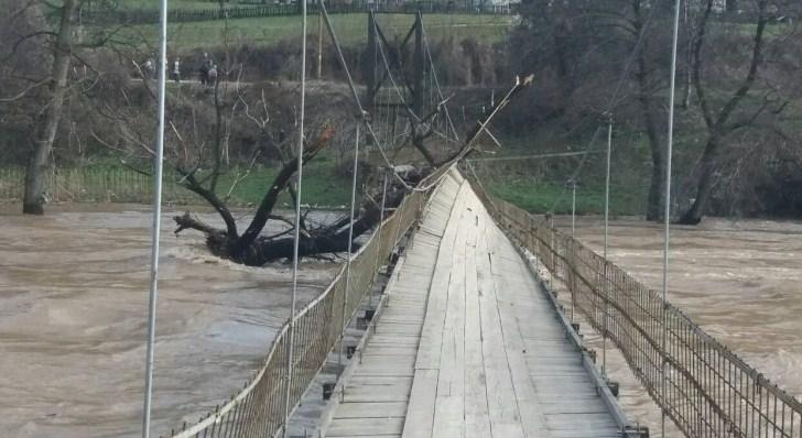 Na području Kaknja plutajuće stablo prijeti da sruši viseći pješački most