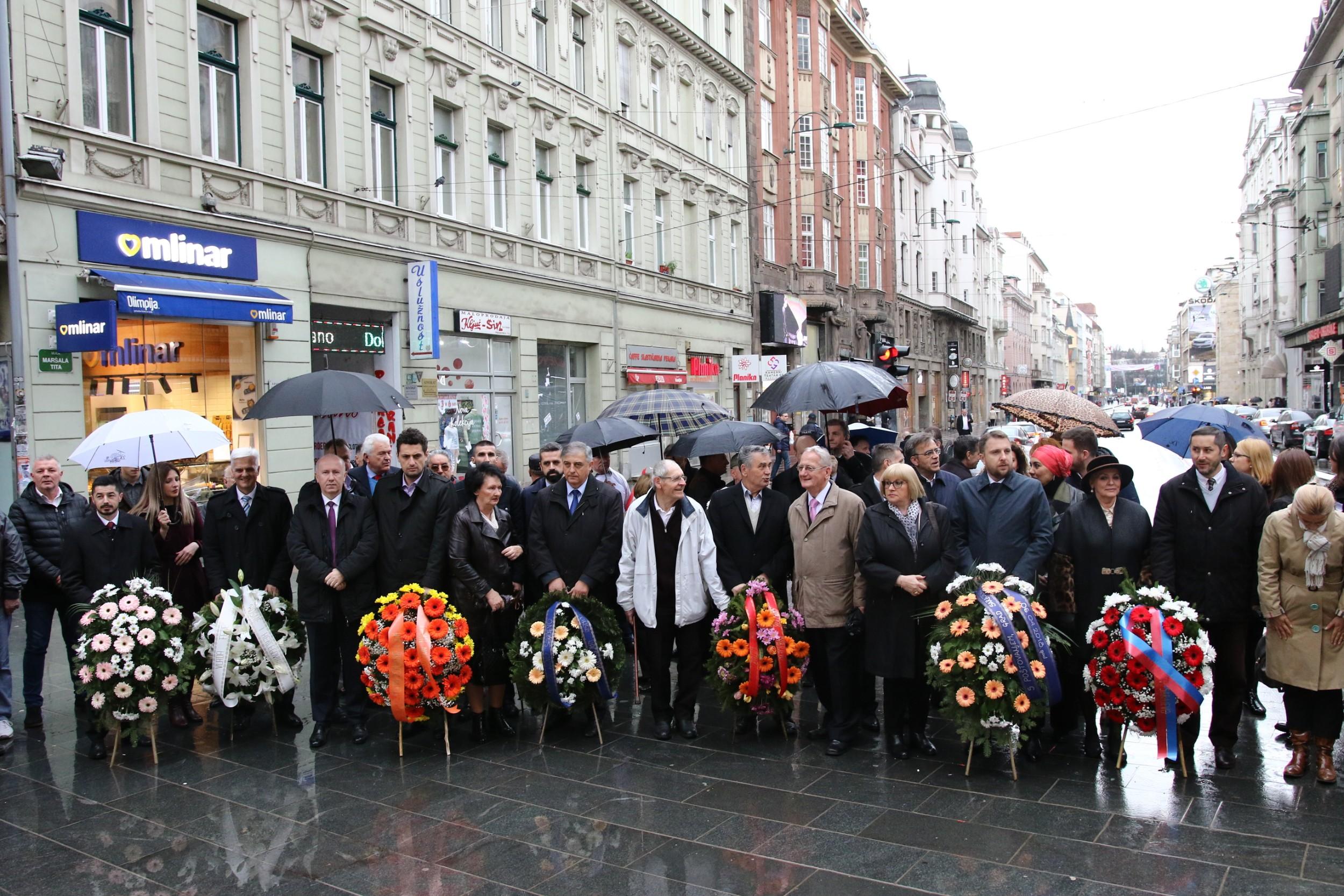 Brojne delegacije položile cvijeće kod Vječne vatre: Ovo je sudbinski datum za Sarajevo