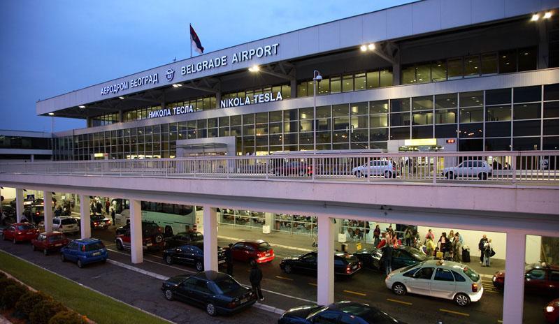 Avion prinudno sletio na beogradski aerodrom, intervenirala Hitna pomoć