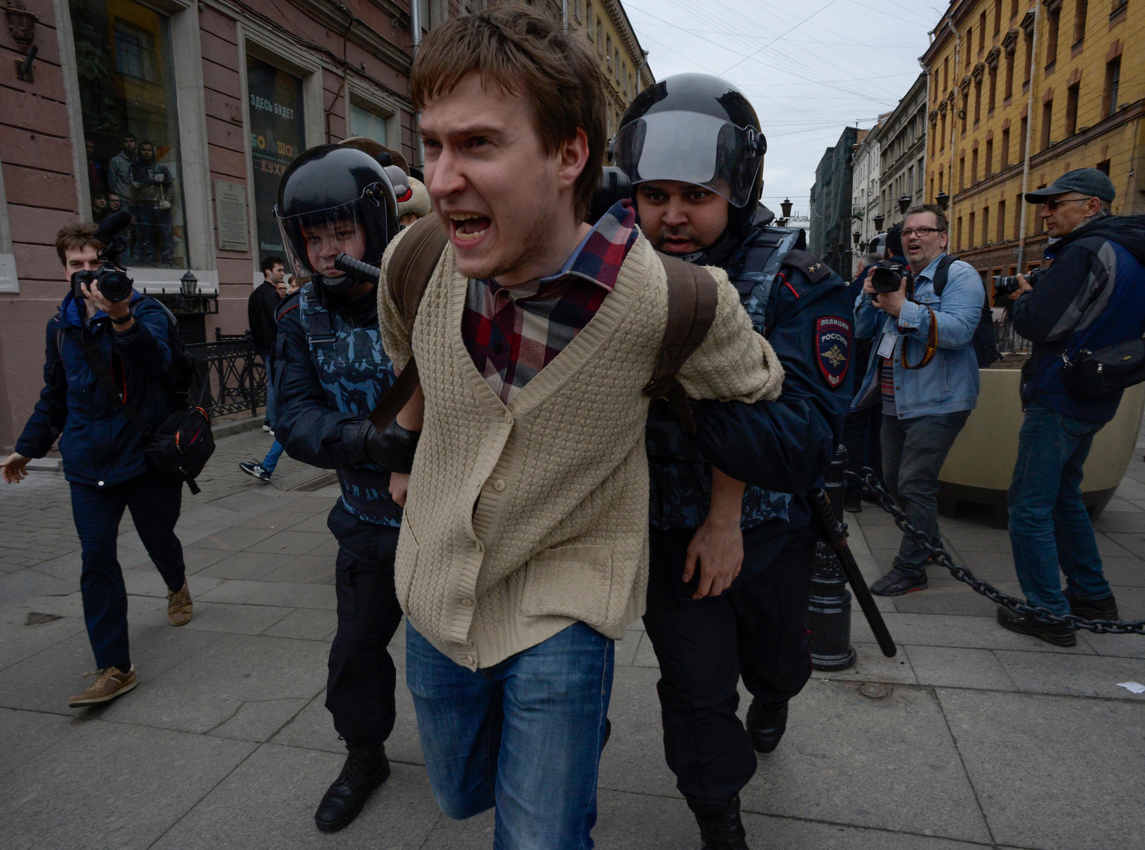 EU traži oslobađanje privedenih demonstranata u Rusiji
