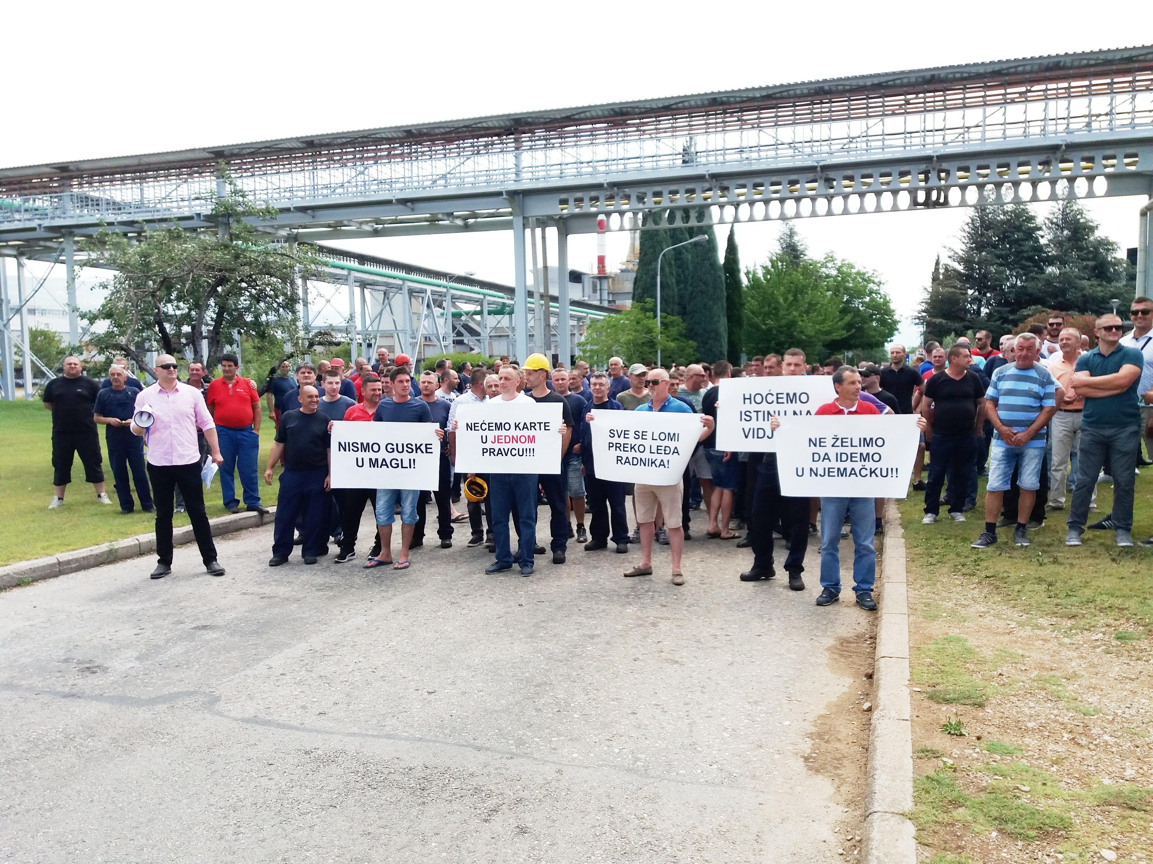 Radnici "Aluminija" održali štrajk upozorenja i protest u krugu fabrike