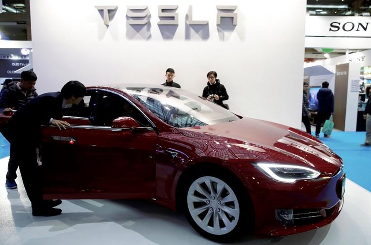 Tesla napokon proizvodi dovoljno automobila, ali ne uspijeva ih prodati