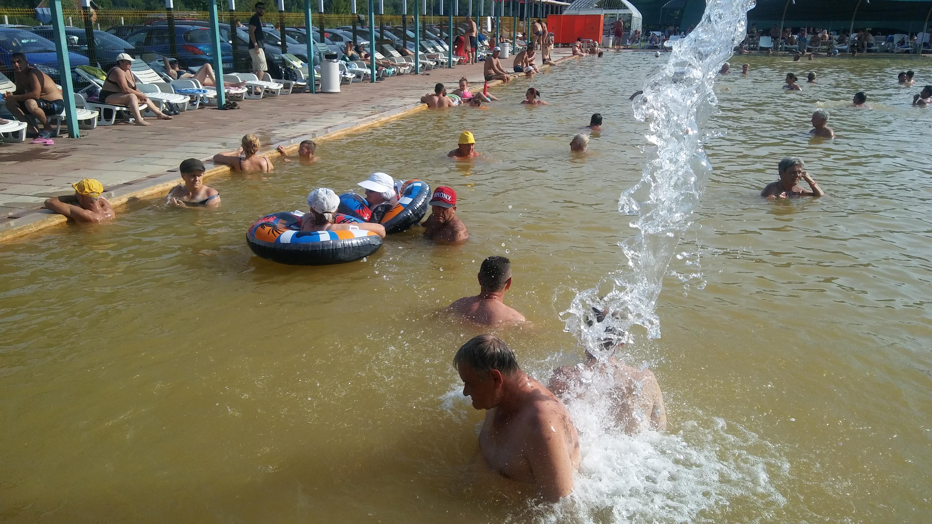 Spas od vrućina: Stotine kupača na gračaničkim Termama