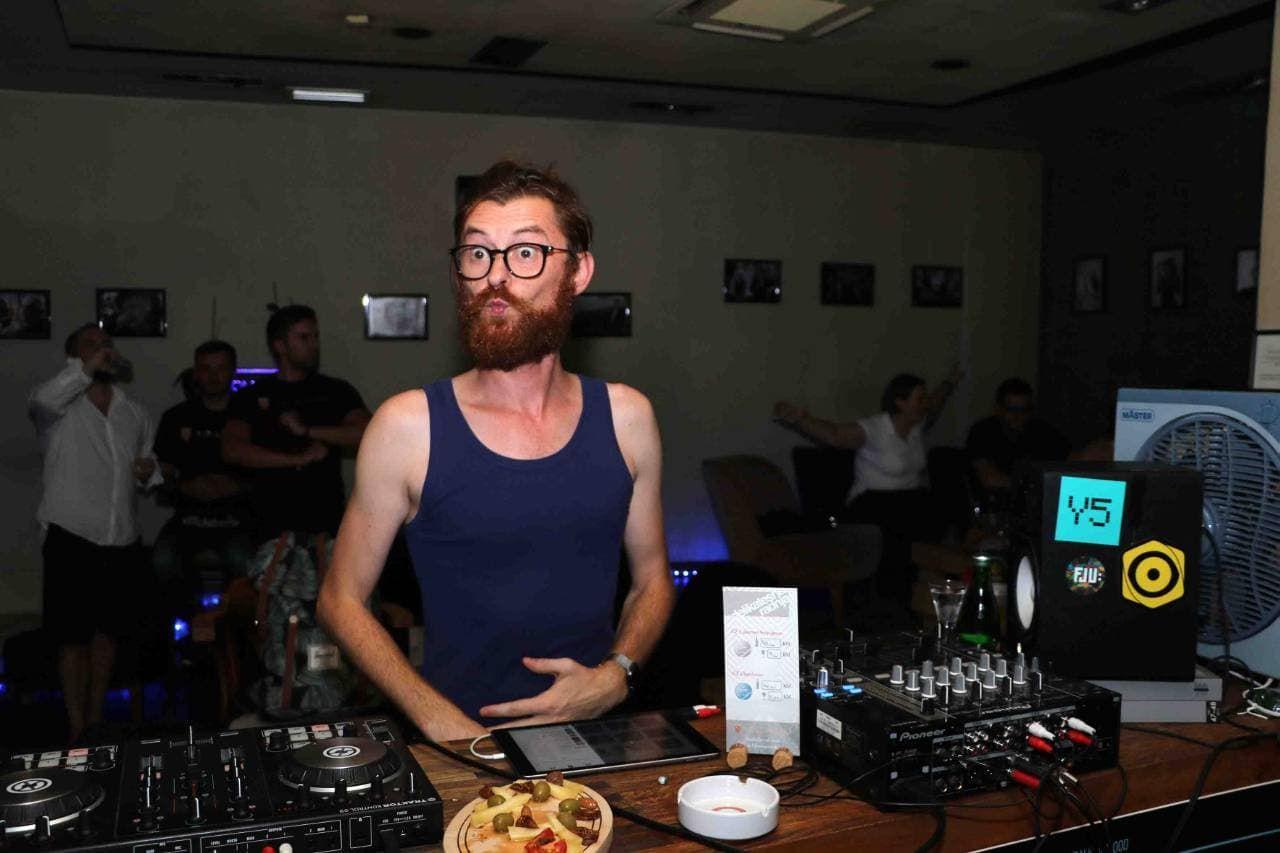 Moamer Kasumović prešao u DJ-jeve, Milan Pavlović sretan zbog selfija sa zvijezdom...