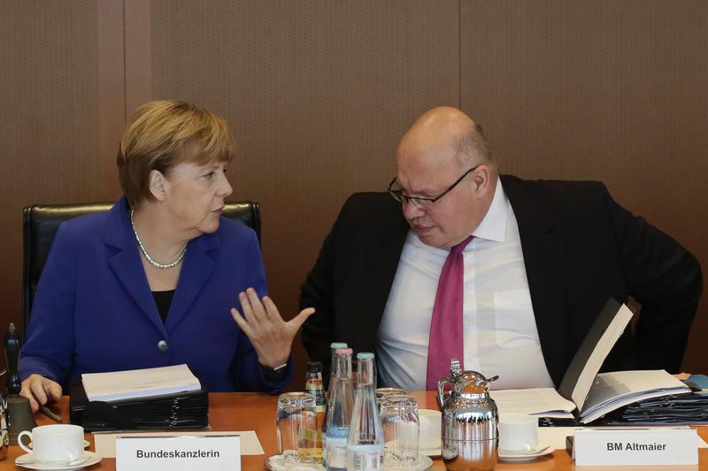 Angela Merkel u dilemi koju poziciju odabrati - Evropsku komisiju ili Evropsku centralnu banku