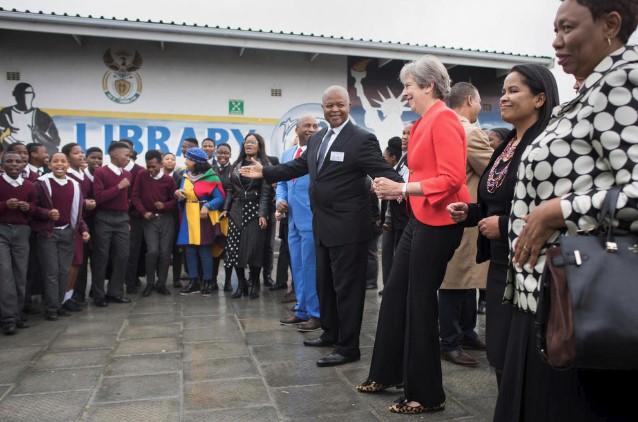 Britanska premijerka Tereza Mej zanjihala kukovima u školskom dvorištu, nije odoljela ritmu Južne Afrike
