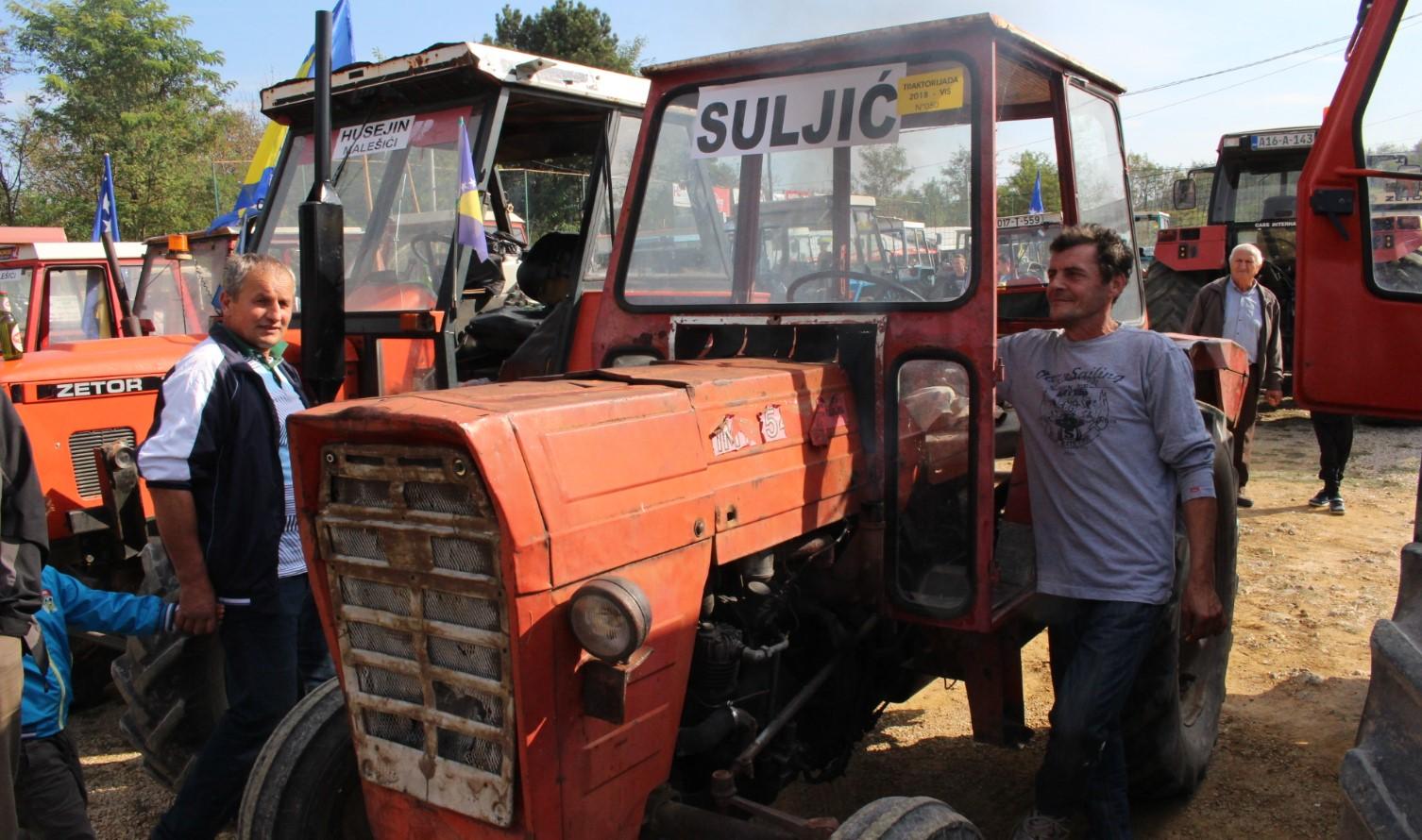 Vehid Suljić sa IMT 540 traktorom starim 40 godina, koji i danas radi - Avaz