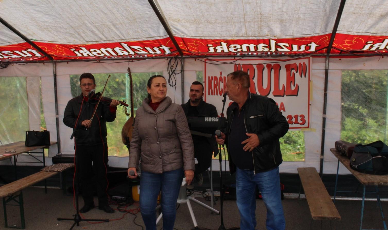 Traktoriste zabavljala izvorna grupa “Senada i Halil” - Avaz