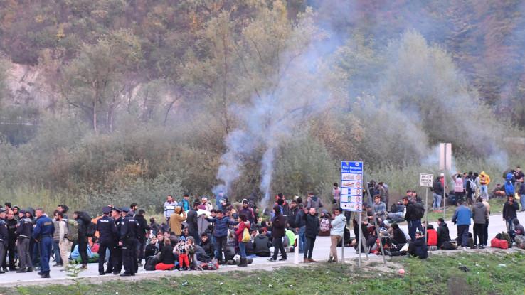 Još jedna noć na otvorenom: Skoro 200 migranata prespavalo u blizini granice s Hrvatskom