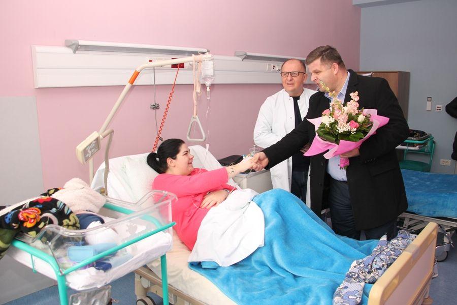 Predsjednik Vlade Livanjskog kantona u posjeti majkama i bebama - Avaz