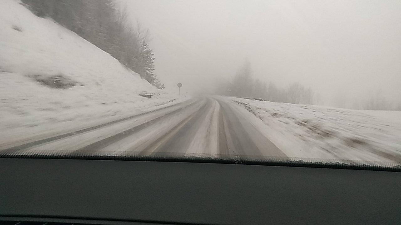 Saobraćaj u BiH i dalje se odvija otežano, ceste neočišćene i pod snijegom