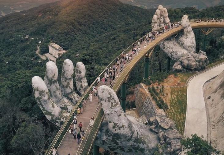 Fascinantan most u Vijetnamu drže divovske kamene ruke
