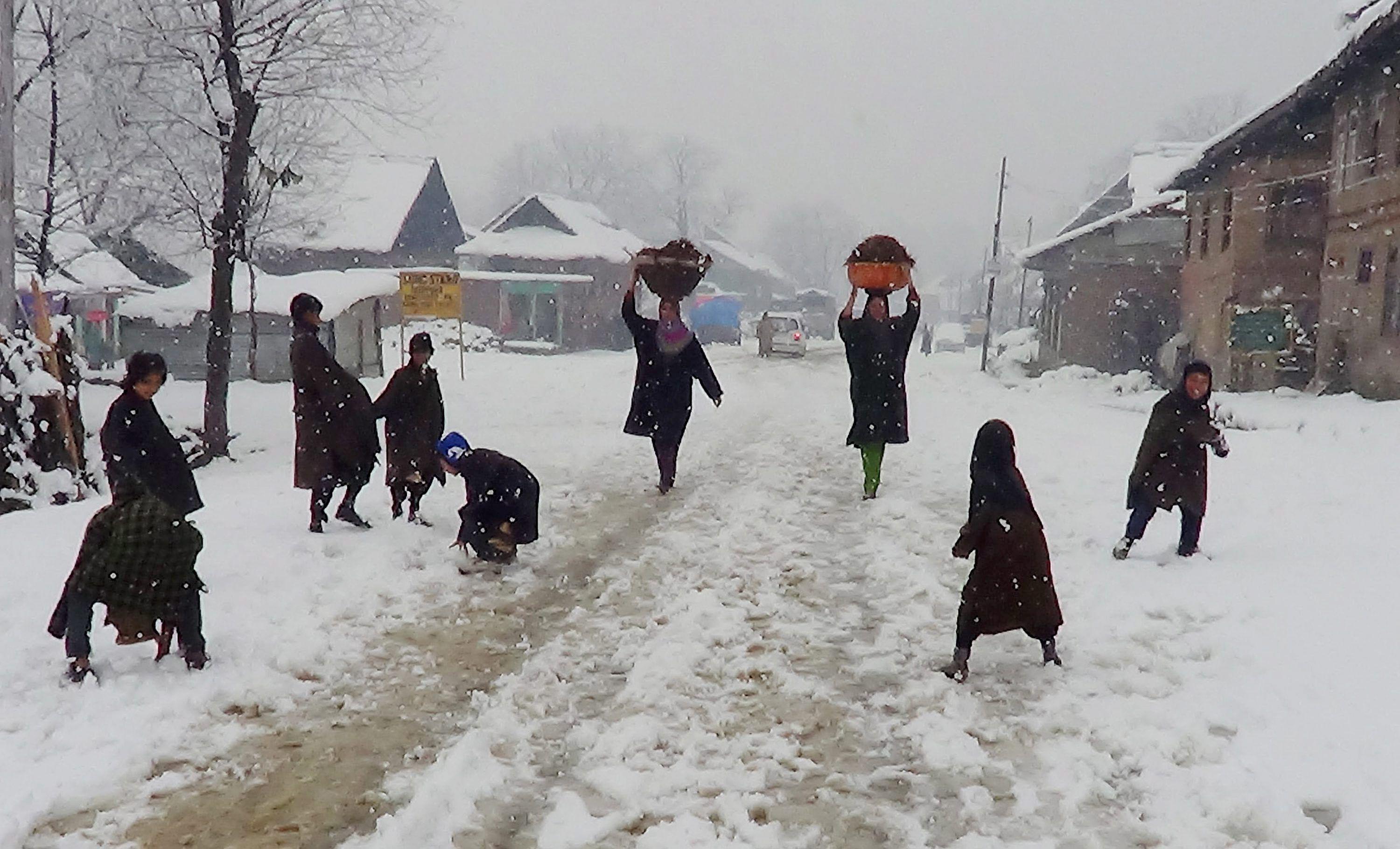 Snijeg u Indiji izazvao vanredno stanje: Škole ne rade, opasnost od lavina