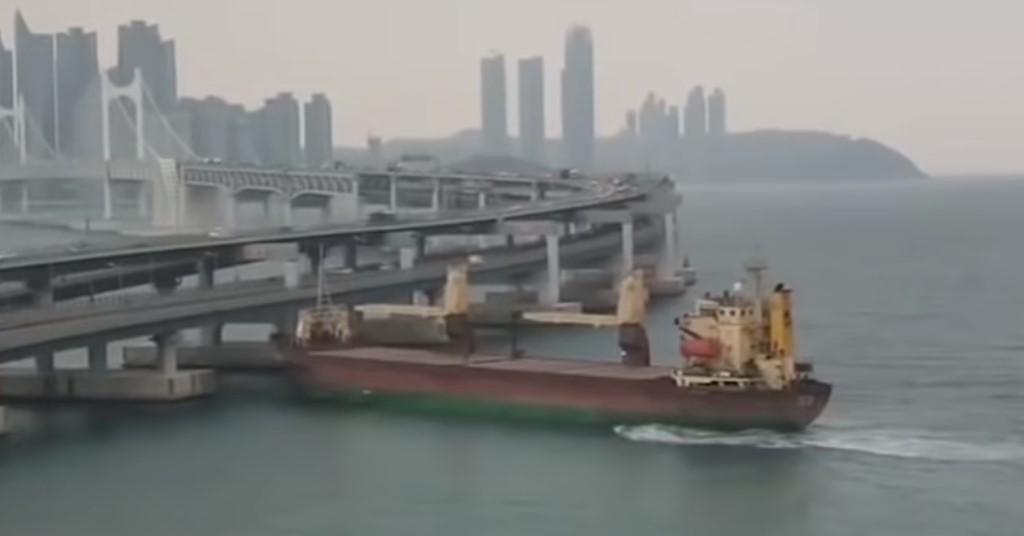 Pijani kapetan brodom udario u kruzer, pa u most od 500 milijardi dolara