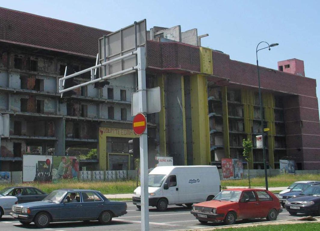 Devastirana zgrada nekadašnjeg doma u Nedžarićima: Godinama ruglo grada - Avaz