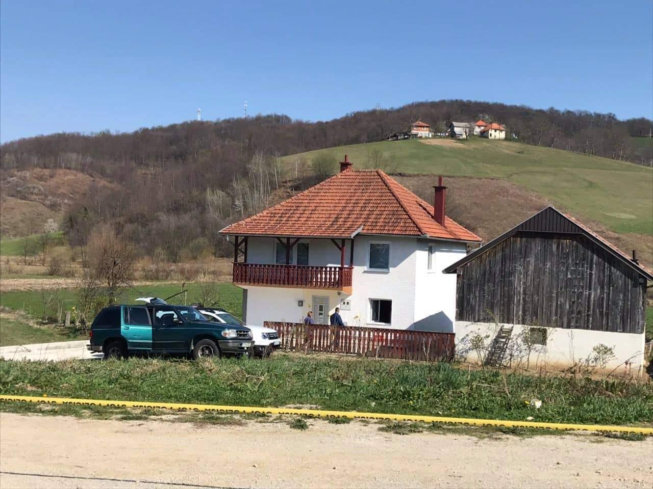 Istražitelji ispred kuće usmrćenih Đogića - Avaz