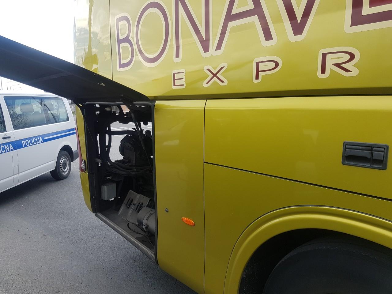 Migranti skriveni kod motora autobusa - Avaz