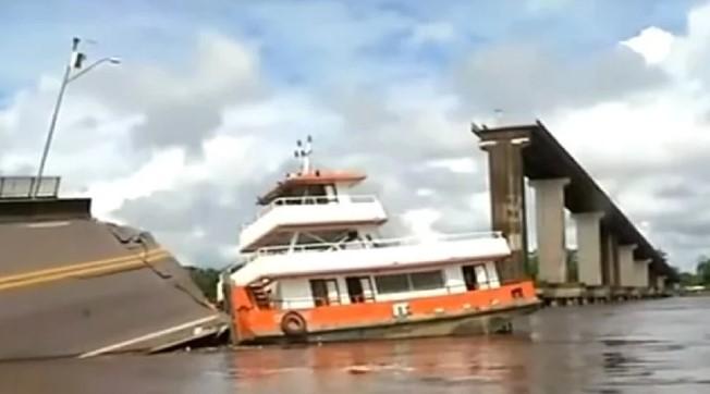 Trajekt se zabio u most u Brazilu: Automobili padali u rijeku, traže preživjele