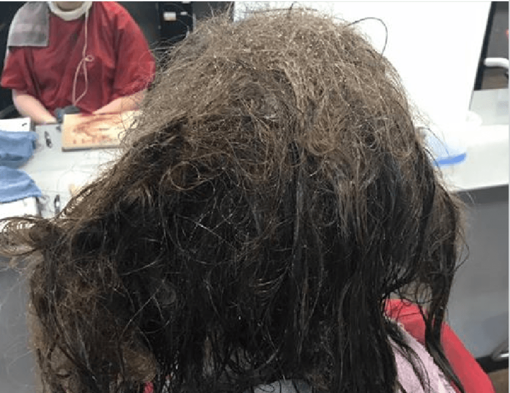 Tinejdžerka plakala sve vrijeme dok joj je frizerka pokušavala razmrsiti kosu - Avaz