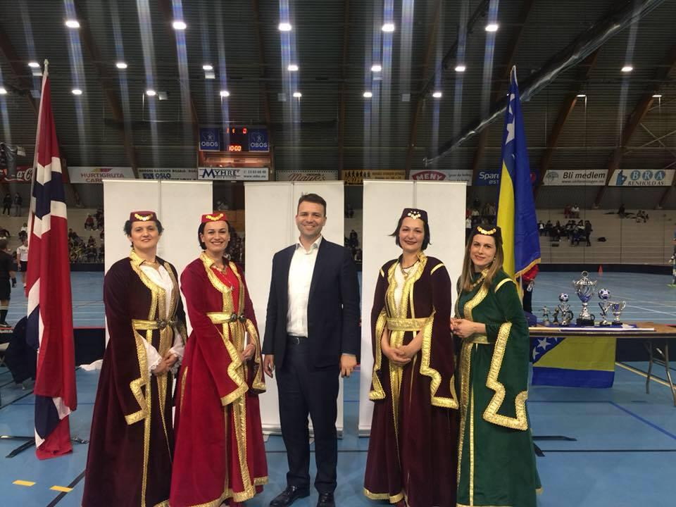 Ambasador BiH u Norveškoj s članicama folklorne grupe koja je uveličala svečanost - Avaz