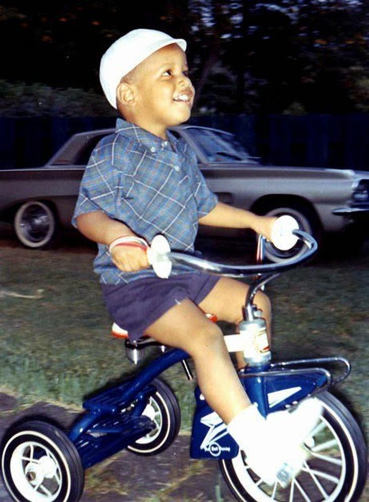 Barak Obama (Barack) vozi tricikl 1965. godine - Avaz