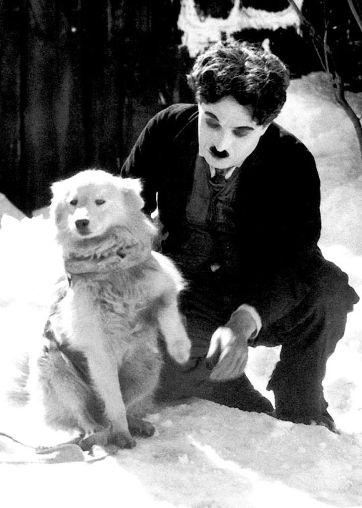 Čarli Čaplin (Charlie Chaplin) na pauzi snimanja filma 1925. godine - Avaz