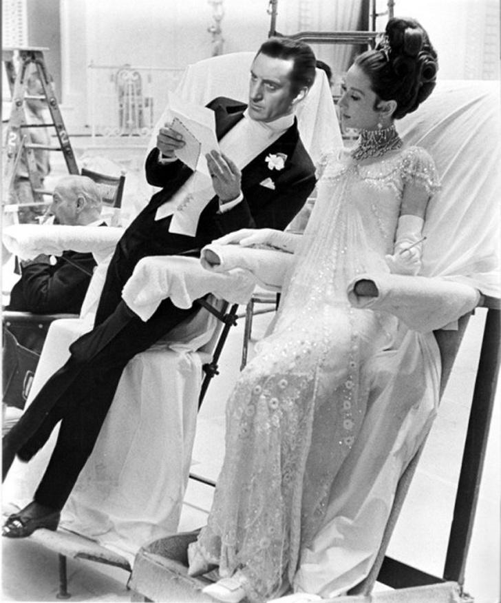 Glumci Reks Harison (Rex Harrison) i Odri Hepbern (Audrey Hepburn) u pauzi snimanja filma "My Fair Lady". Odmarali su se na posebnom postolju kako bi im kostimi ostali uredni - Avaz
