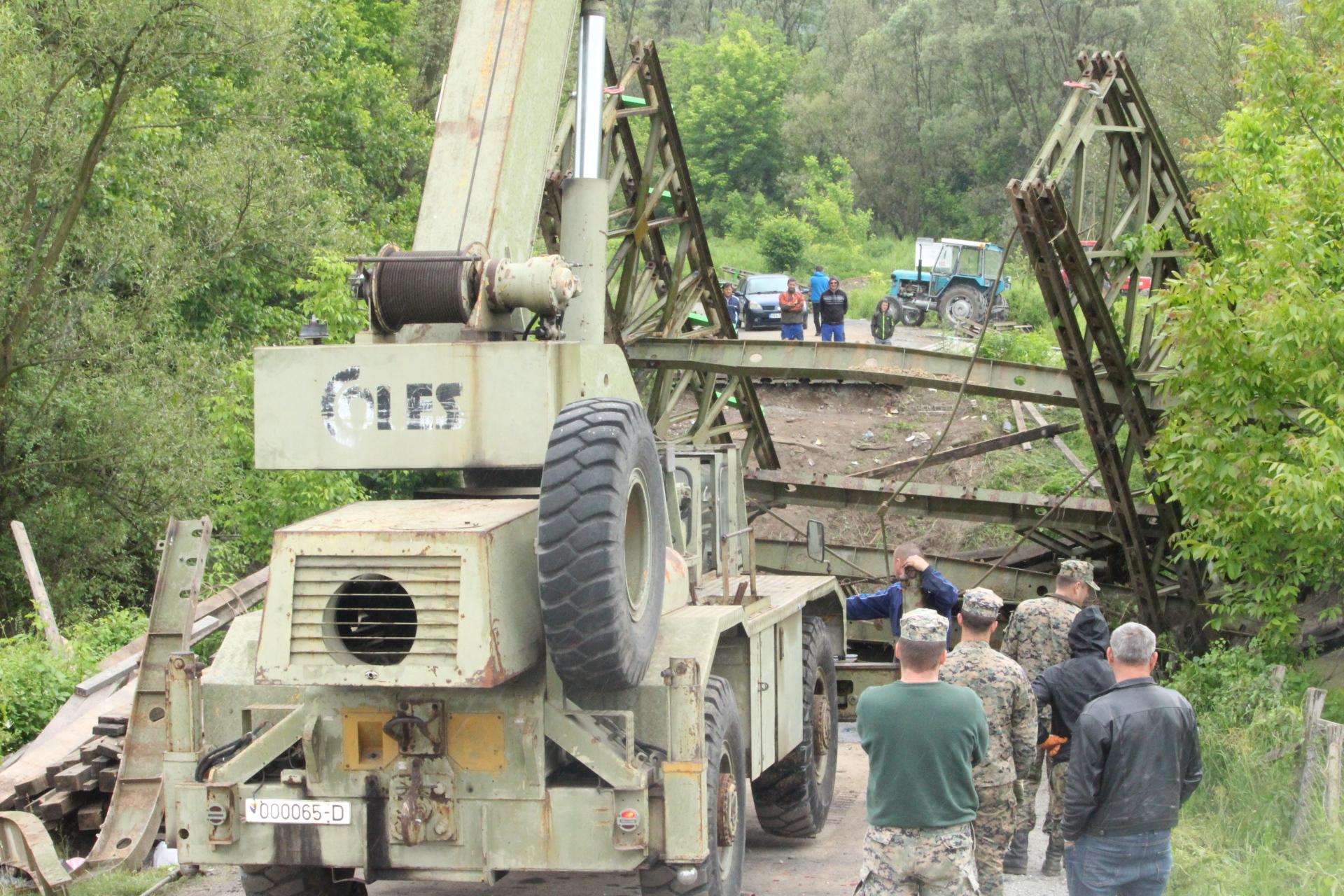 Pripadnici Oružanih snaga BiH iz Spreče izvukli urušenu metalnu konstrukciju mosta