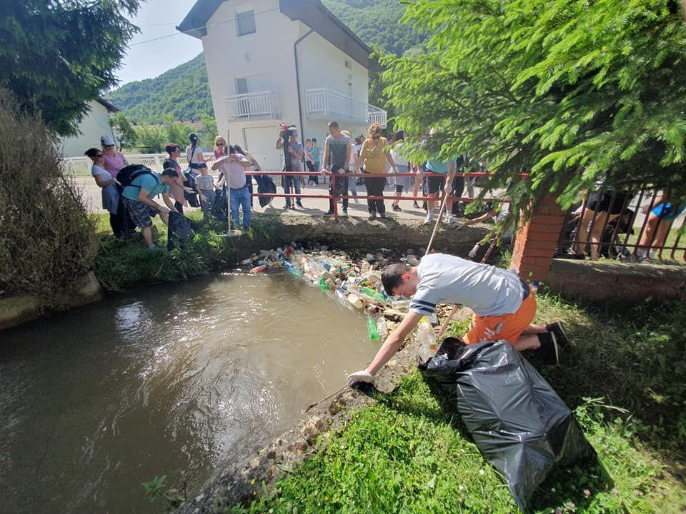 Učesnici ekološke akcije u Jezeru - Avaz
