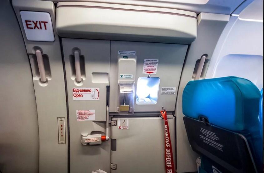 Nesvakidašnja situacija u avionu: Umjesto za toalet, žena otvorila vrata za slučaj opasnosti