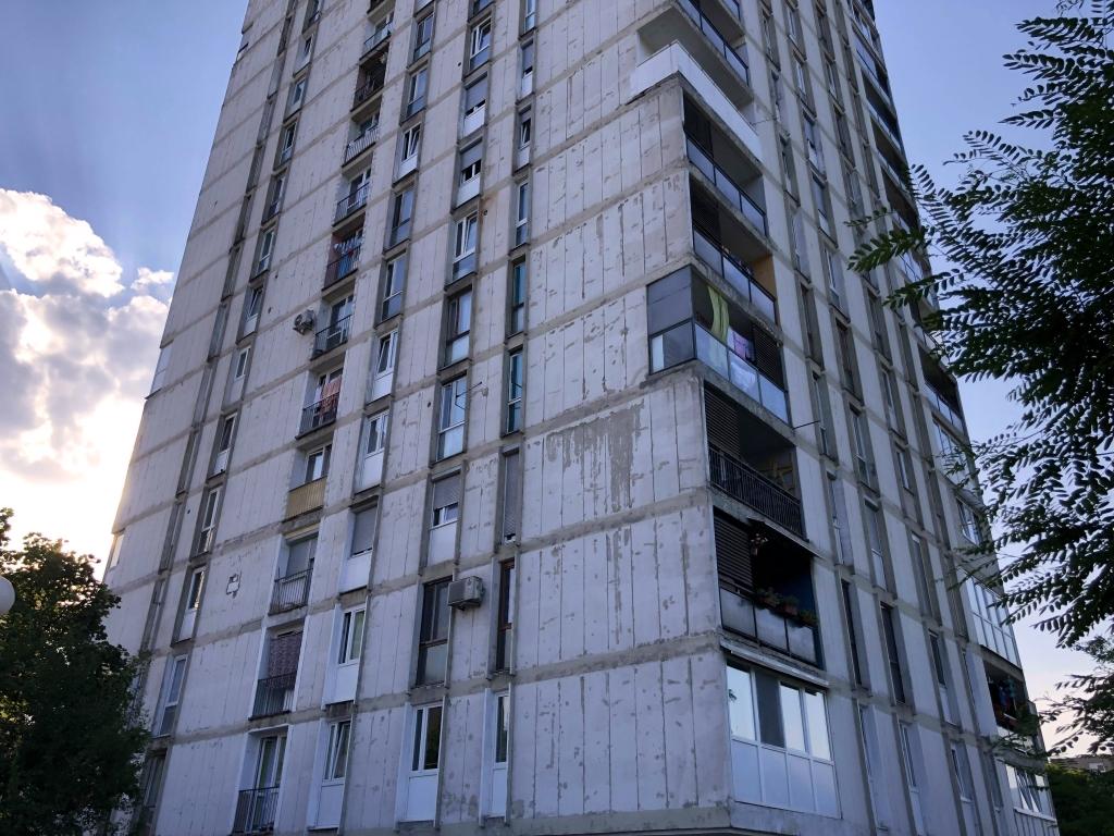 Drama u Zenici: Pukla sajla od lifta, tročlana porodica propala sa 16. sprata zgrade