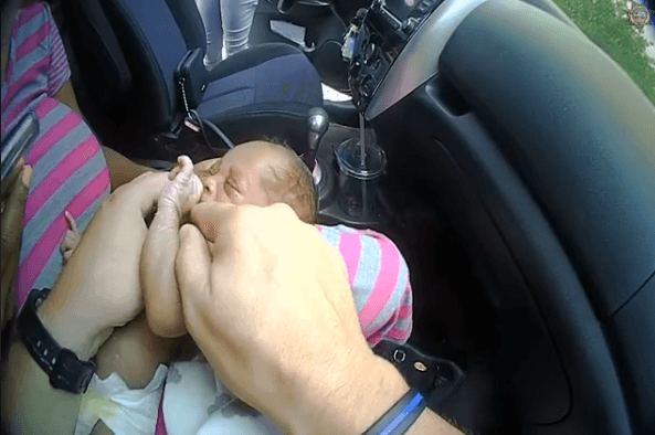 Dramatičan snimak: Policajac spasio život bebi staroj samo 12 dana