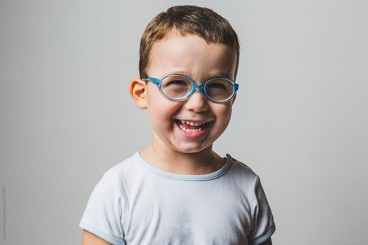 Kako potaknuti dijete da „zavoli“ naočale