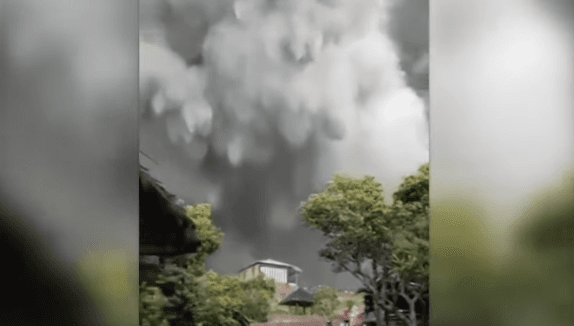 Strahobalni snimci: Proradio vulkan u blizini trećeg najvećeg grada Indonezije