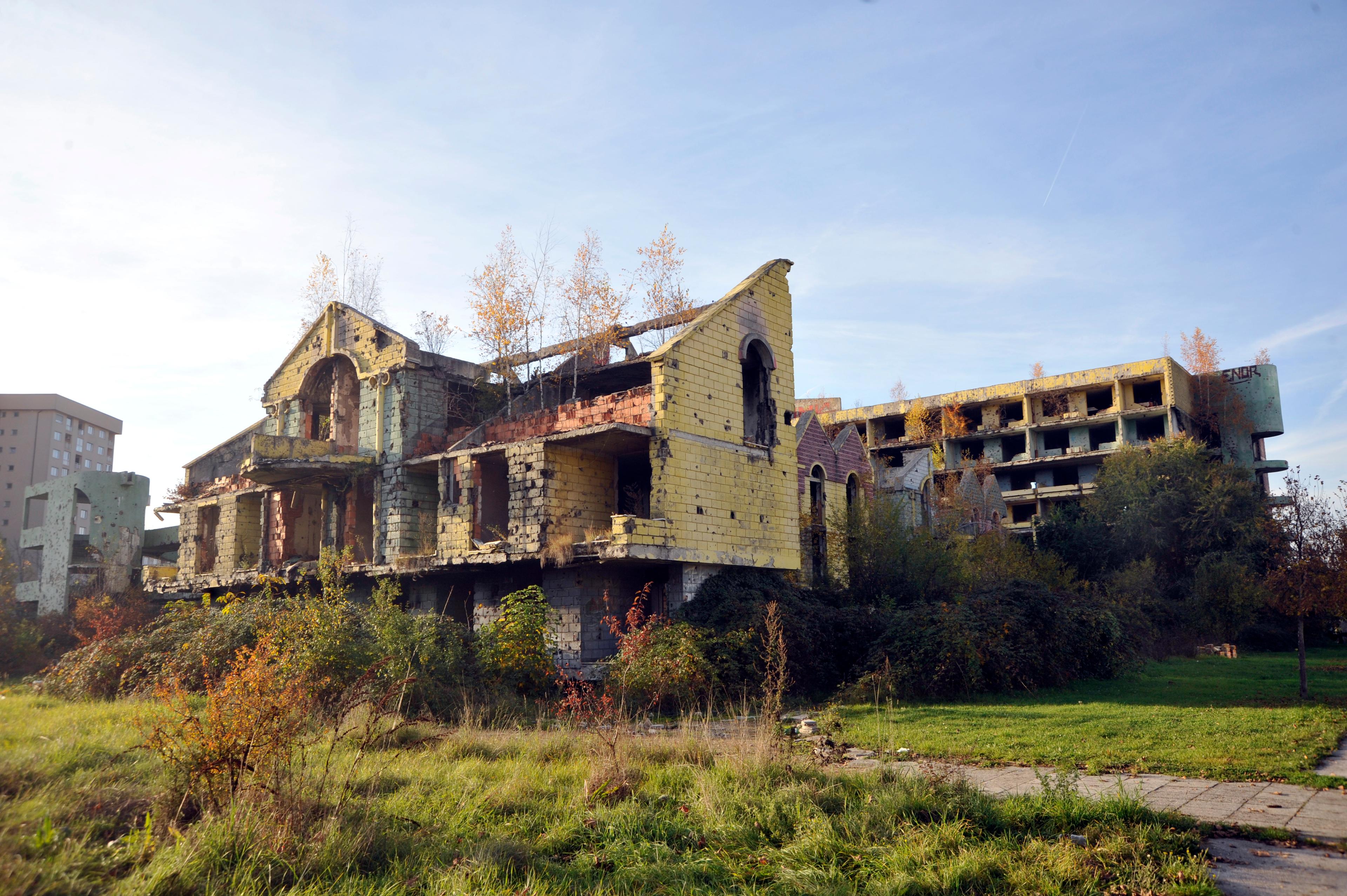 Pogledajte video dronom: Ko će kupiti ruševine Doma penzionera u Nedžarićima