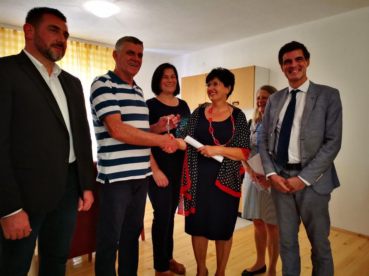 Porodici Rajić ministrica Borovac uručila ključ nove kuće