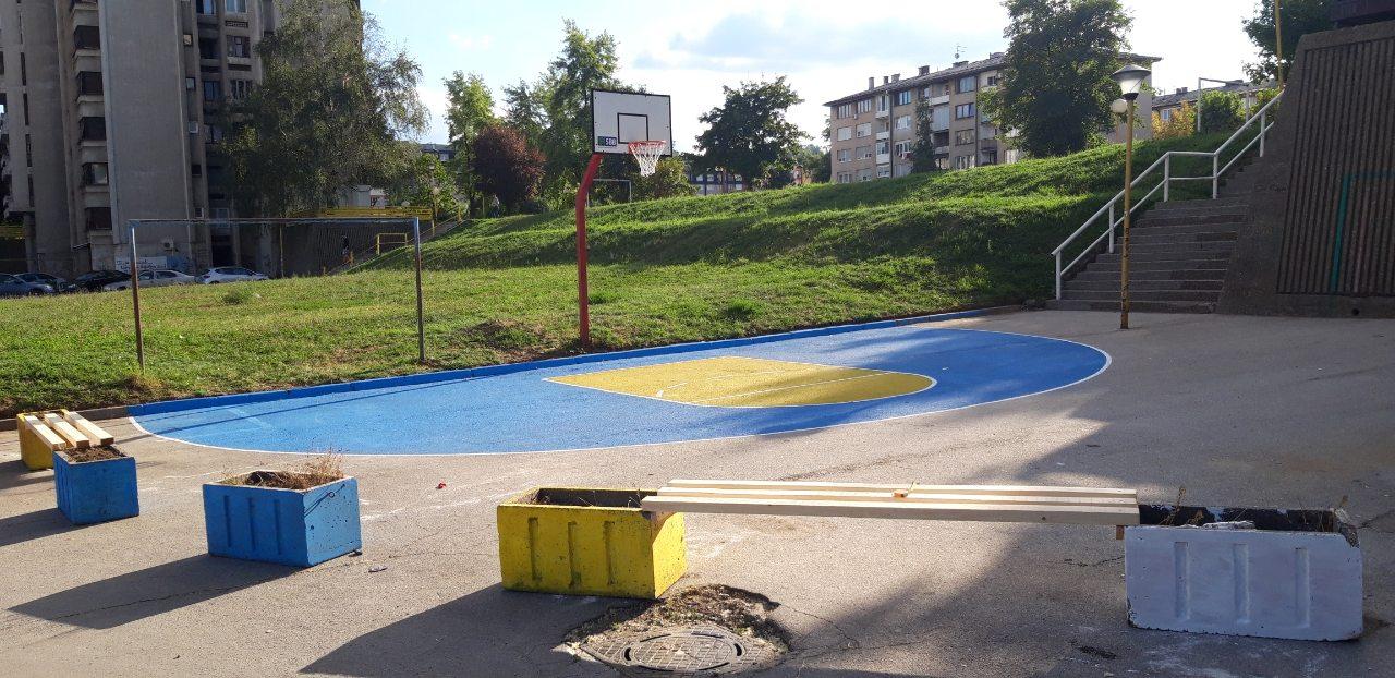 Devastirani parking u naselju Sjenjak pretvorili u košarkaško igralište
