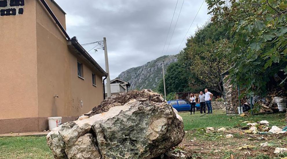Stijena se obrušila na porodičnu kuću