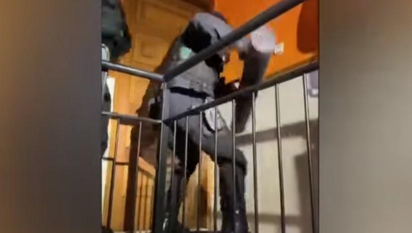 Postali predmet ismijavanja: Policajcima trebala čak 34 udarca da sruše vrata