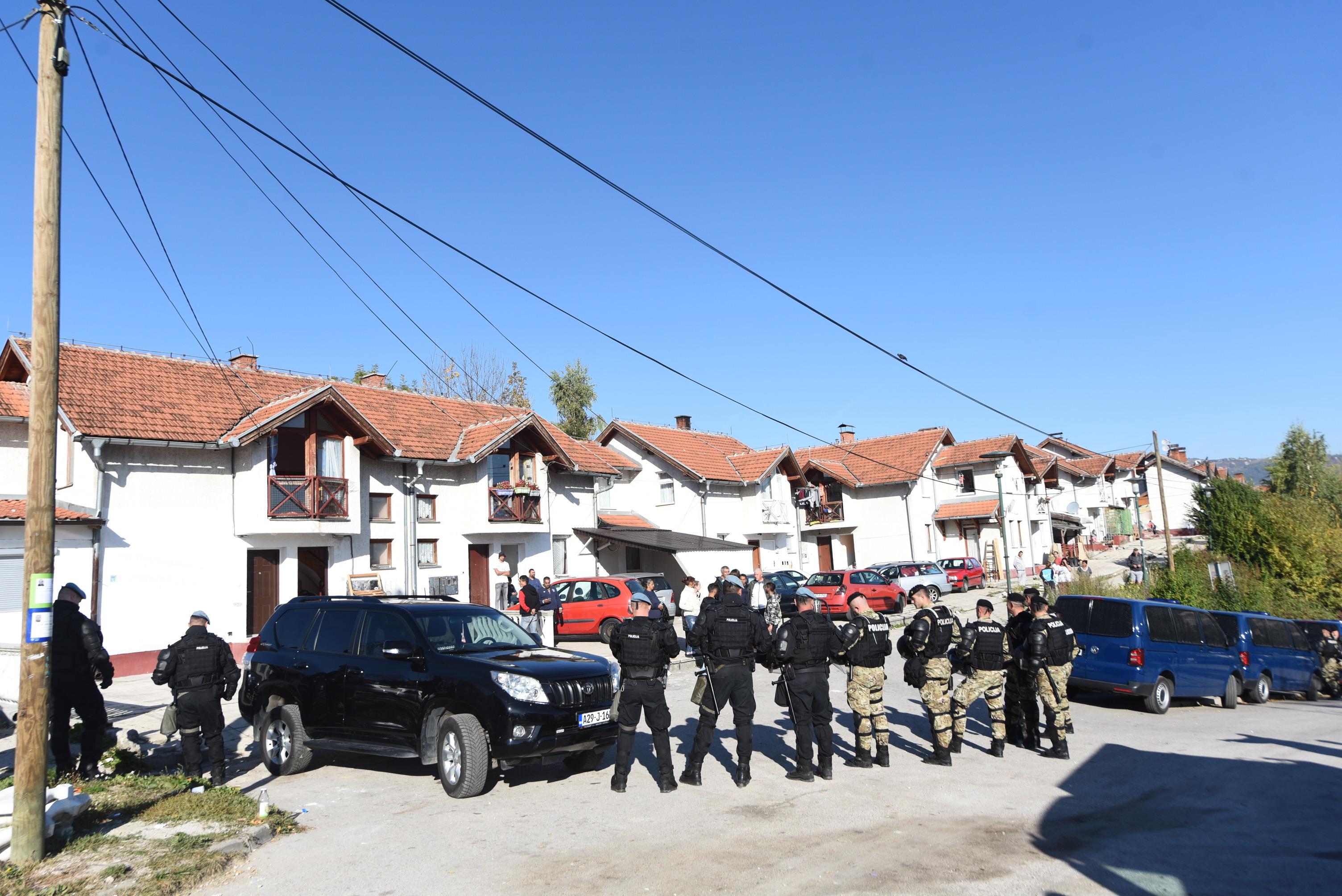 Dramatično jutro na Gorici: Veliki broj policajaca na terenu, građani pokušali spriječiti rušenje kuće