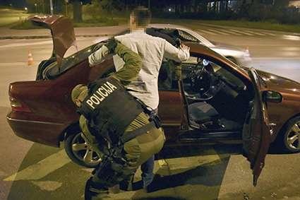 "Avazova" patrola / Bivši policajac zatečen s pištoljem
