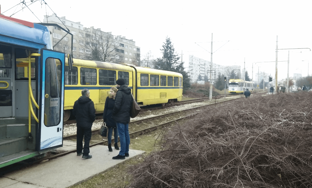 Obustavljen tramvajski saobraćaj: Putnica preminula nakon što joj je pozlilo